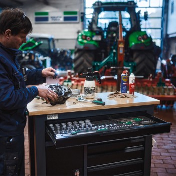 Servante d'atelier 7 tiroirs avec établi, 182 outils 152A Stahlwille