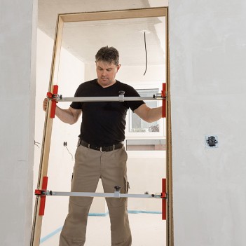 Jeu de positionneurs pour chambranles de portes TU Bessey