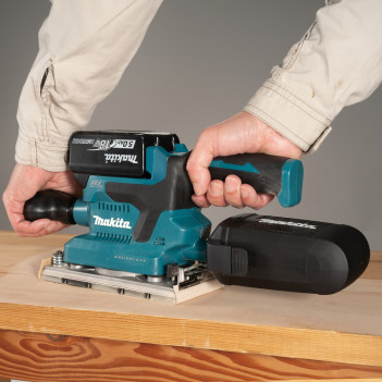 Akku-Schwingschleifer LXT 18V 93x185mm + 2 Akkus 5Ah und Ladegerät DBO382RTJ Makita